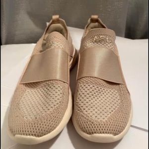 Kids size 1
Girls shoes
Blush/pink colored APL